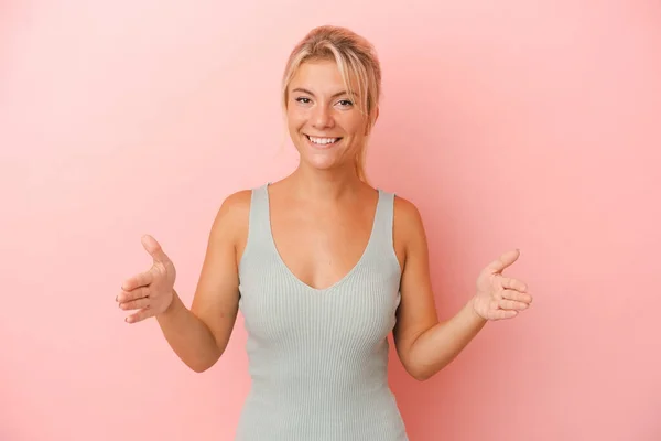 Ung Rysk Kvinna Isolerad Rosa Bakgrund Håller Något Med Båda — Stockfoto