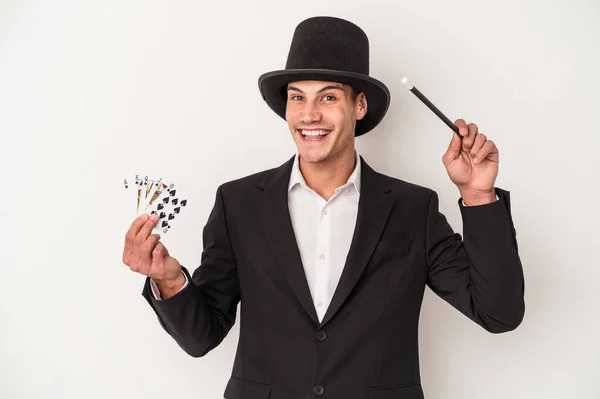 Jovem Mágico Caucasiano Homem Segurando Cartas Mágicas Uma Varinha Isolada — Fotografia de Stock