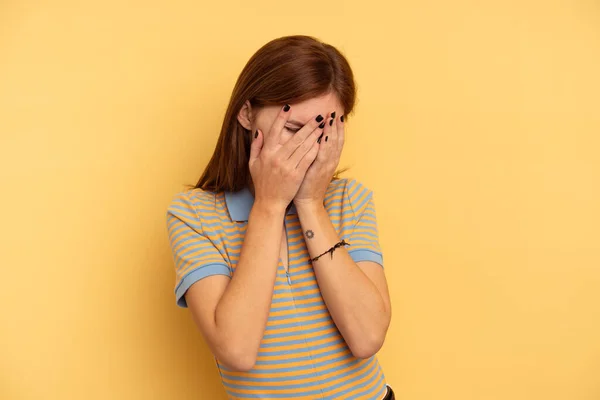 Giovane Donna Inglese Isolato Sfondo Giallo Lampeggiare Fotocamera Attraverso Dita — Foto Stock