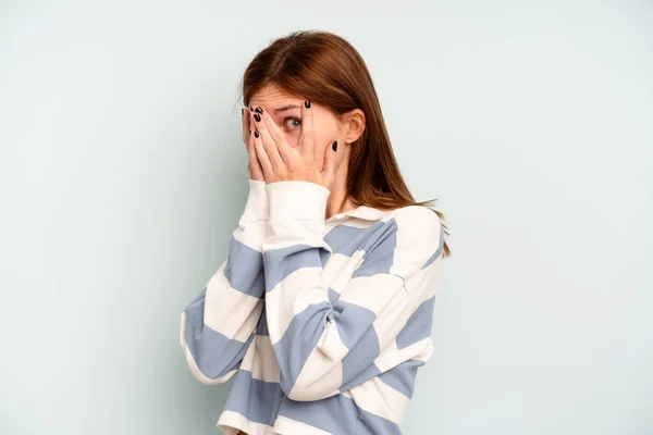 Junge Engländerin Auf Blauem Hintergrund Blinzelt Verängstigt Und Nervös Durch — Stockfoto