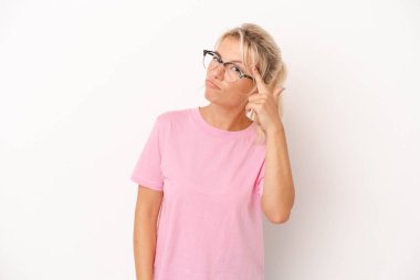 Beyaz arka planda izole edilmiş genç bir Rus kadın şakağı parmağıyla işaret ediyor, düşünüyor ve bir göreve odaklanıyor..