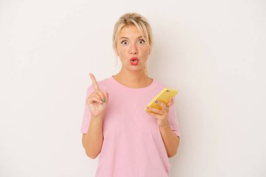 Elinde cep telefonu olan genç bir Rus kadın beyaz arka planda izole edilmiş, harika bir fikri var, yaratıcılık kavramı..