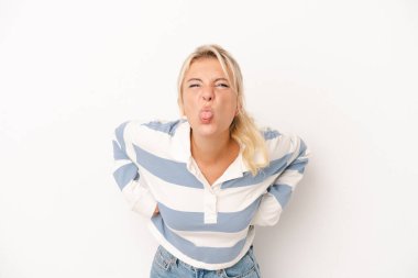 Beyaz arka planda izole edilmiş genç bir Rus kadın. Komik ve dost canlısı bir dil uzatıyor..