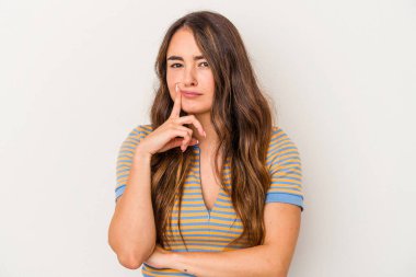 Beyaz arka planda izole edilmiş beyaz bir kadın mutsuz bir şekilde alaycı bir ifadeyle kameraya bakıyor..