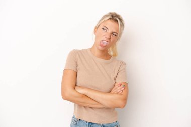 Beyaz arka planda izole edilmiş genç bir Rus kadın. Komik ve dost canlısı bir dil uzatıyor..