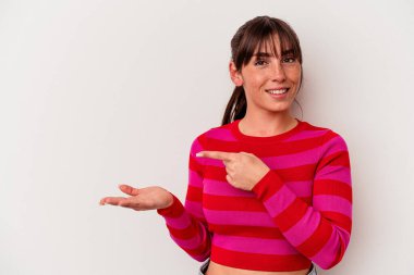 Beyaz arka planda izole edilmiş genç Arjantinli kadın, elinde bir fotokopi alanı tutarken heyecanlanıyor..