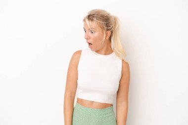 Beyaz arka planda izole edilmiş genç bir Rus kadın gördüğü bir şey yüzünden şoka uğruyor..