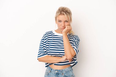 Beyaz arka planda izole edilmiş genç bir Rus kadın üzgün ve düşünceli, kopyalama alanına bakıyor..