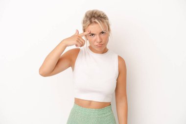 Beyaz arka planda izole edilmiş genç bir Rus kadın şakağı parmağıyla işaret ediyor, düşünüyor ve bir göreve odaklanıyor..