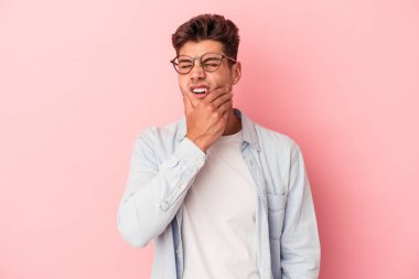 Pembe arka planda izole genç beyaz adam güçlü bir diş ağrısı, azıdişi ağrısı var..