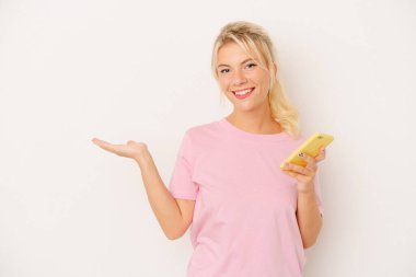 Beyaz arka planda cep telefonu tutan genç Rus kadın bir avuç içinde fotokopi alanı ve belinde bir el daha gösteriyor..