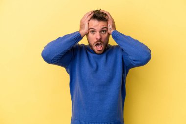 Sarı arka planda izole genç beyaz adam şok oldu, o önemli bir toplantı hatırladı.