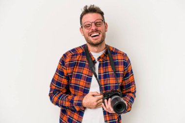 Beyaz arka planda izole edilmiş beyaz fotoğrafçı gülüyor ve eğleniyor..