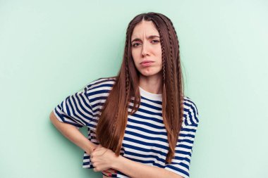 Yeşil arka planda karaciğer ağrısı çeken, karnı ağrıyan beyaz bir kadın..