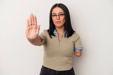 Beyaz arka planda tek kollu, beyaz tenli genç bir kadın elini uzatmış, dur işaretini göstererek seni engelliyor..