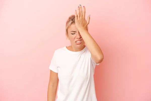 Young Russian Woman Isolated Pink Background Forgetting Something Slapping Forehead — Stock Photo, Image