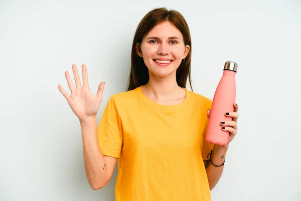 Jonge Engelse Vrouw Met Een Thermo Geïsoleerd Blauwe Achtergrond Lachend — Stockfoto