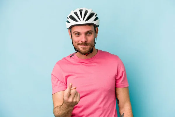 Jonge Blanke Man Met Fietshelm Geïsoleerd Blauwe Achtergrond Wijzend Met — Stockfoto