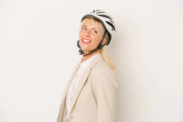 Νέα Επιχείρηση Ρωσική Γυναίκα Κρατώντας Ποδήλατο Κράνος Απομονώνονται Λευκό Φόντο — Φωτογραφία Αρχείου