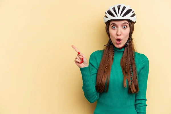 Jeune Femme Caucasienne Portant Casque Vélo Isolé Sur Fond Jaune — Photo