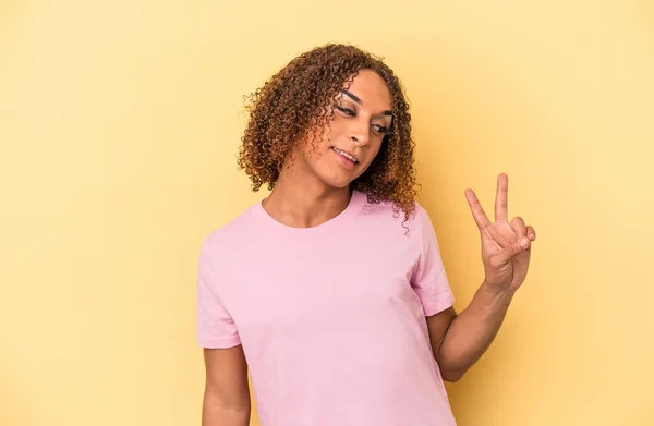 Junge Lateinisch Transsexuelle Frau Isoliert Auf Gelbem Hintergrund Fröhlich Und — Stockfoto