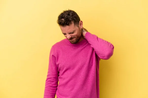 Jonge Blanke Man Geïsoleerd Gele Achtergrond Lijdt Nekpijn Als Gevolg — Stockfoto