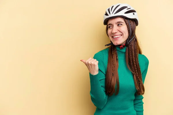 Jeune Femme Caucasienne Portant Casque Vélo Isolé Sur Fond Jaune — Photo