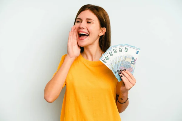 Joven Mujer Inglesa Sosteniendo Billetes Aislados Sobre Fondo Azul Gritando — Foto de Stock