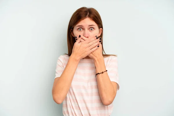 Ung Engelsk Kvinna Isolerad Blå Bakgrund Täcker Munnen Med Händerna — Stockfoto