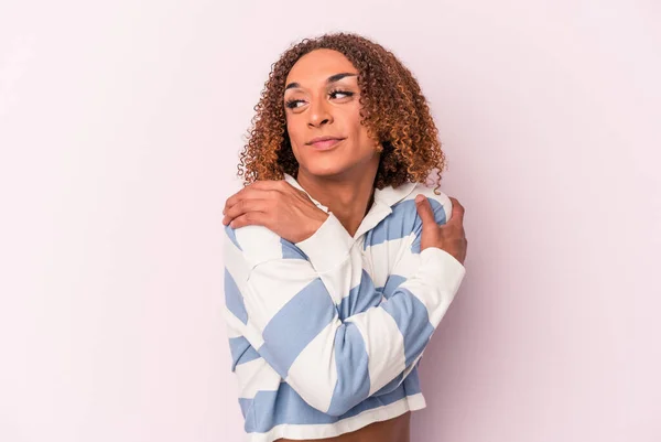 Joven Transexual Latina Aislada Sobre Fondo Rosado Abrazos Sonriente Despreocupada — Foto de Stock