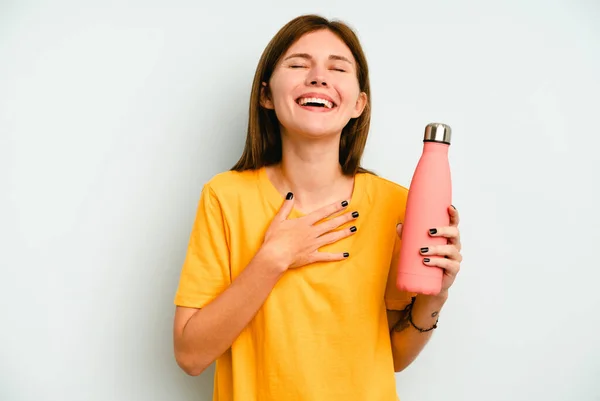 Jonge Engelse Vrouw Met Een Thermo Geïsoleerd Blauwe Achtergrond Lacht — Stockfoto