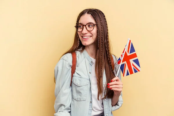 Mulher Caucasiana Jovem Estudando Inglês Isolado Fundo Amarelo Olha Para — Fotografia de Stock