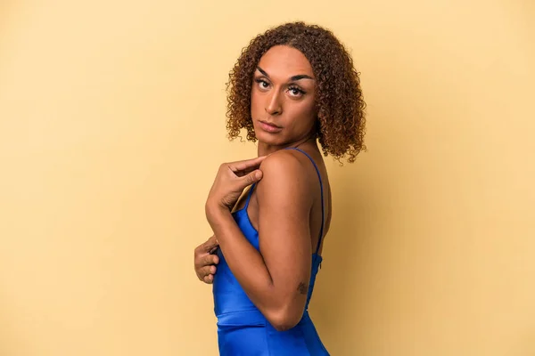 Mladé Latinské Transsexuální Žena Izolované Žlutém Pozadí — Stock fotografie