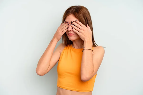 Joven Inglesa Aislada Sobre Fondo Azul Asustada Cubriendo Los Ojos —  Fotos de Stock