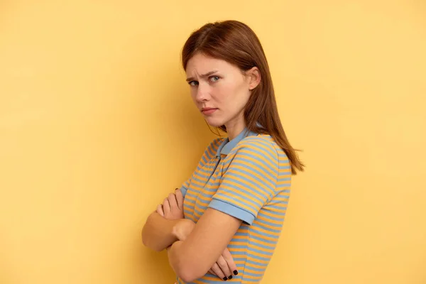 Young English Woman Isolated Yellow Background Suspicious Uncertain Examining You — Stock Photo, Image