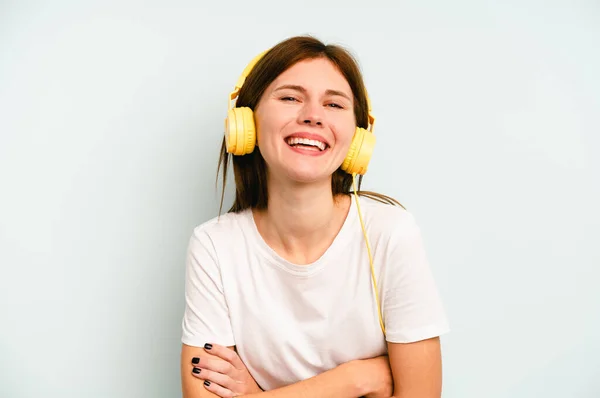 Jeune Femme Anglaise Écoutant Musique Isolée Sur Fond Bleu Riant — Photo