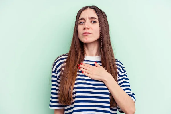 Mujer Joven Caucásica Aislada Sobre Fondo Verde Haciendo Juramento Poniendo — Foto de Stock