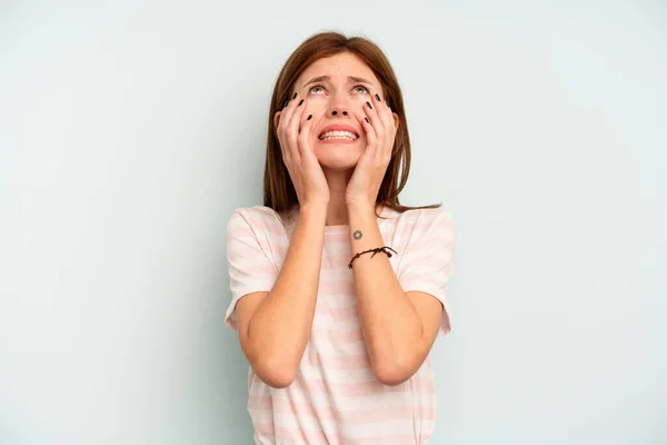 Ung Engelsk Kvinna Isolerad Blå Bakgrund Gnälla Och Gråta Tröstlöst — Stockfoto