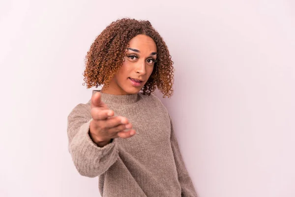 Young Latin Transsexual Woman Isolated Pink Background Stretching Hand Camera — Stock Photo, Image