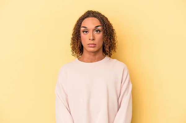 Young Latin Transsexual Woman Isolated Yellow Background Sad Serious Face — Stock Photo, Image