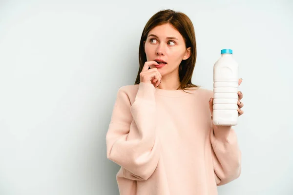 Ung Engelsk Kvinna Som Håller Flaska Mjölk Isolerad Blå Bakgrund — Stockfoto