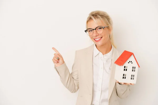 Jovem Agente Imobiliário Mulher Segurando Modelo Casa Isolado Fundo Branco — Fotografia de Stock