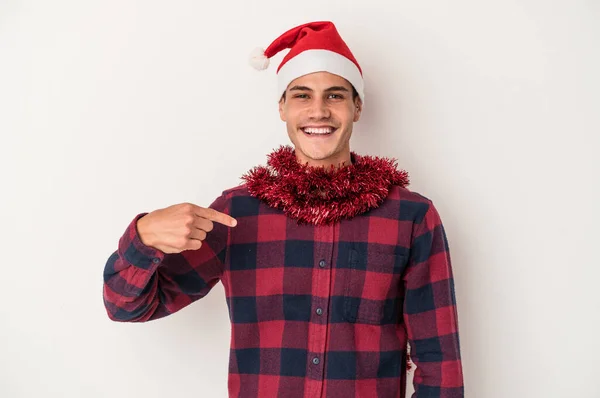 Jovem Caucasiano Celebrando Natal Isolado Fundo Branco Pessoa Apontando Mão — Fotografia de Stock