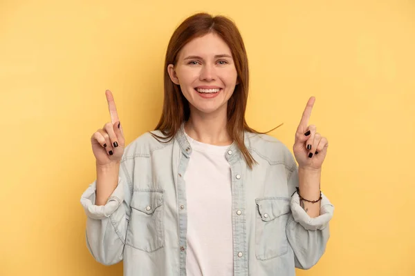 Jonge Engelse Vrouw Geïsoleerd Gele Achtergrond Geeft Met Beide Vingers — Stockfoto