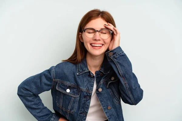Jonge Engelse Vrouw Geïsoleerd Blauwe Achtergrond Vrolijk Lachen Veel Geluksconcept — Stockfoto