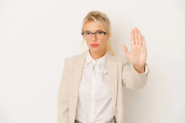 若いビジネスロシアの女性は あなたを防ぐために 停止記号を示す手を伸ばして白い背景に立って隔離された — ストック写真