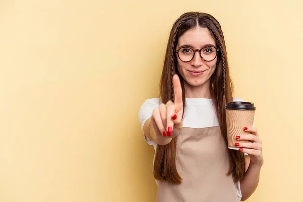 Restaurant Ober Vrouw Die Een Take Away Koffie Geïsoleerd Gele — Stockfoto