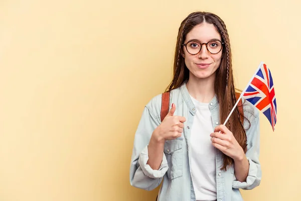 Mulher Branca Jovem Estudando Inglês Isolado Fundo Amarelo Sorrindo Levantando — Fotografia de Stock