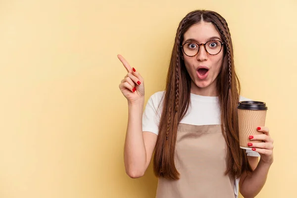 Restaurace Číšník Žena Drží Odnést Kávu Izolované Žlutém Pozadí Ukazuje — Stock fotografie