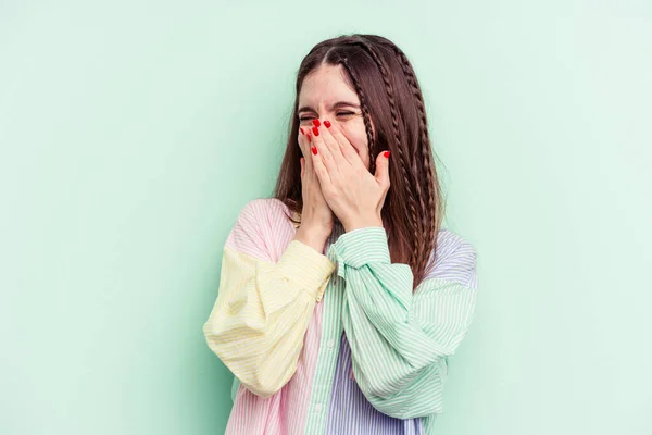 Mujer Joven Caucásica Aislada Sobre Fondo Verde Riendo Algo Cubriendo — Foto de Stock